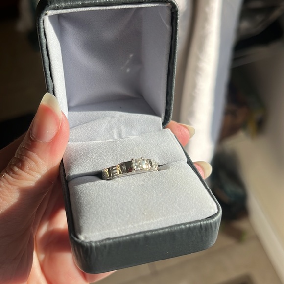 Princess cut. Diamond. Engagement Ring - Picture 3 of 16